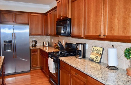 Cumming Casa | Spacious Townhouse w/Oversized Master BD near Halcyon - Great for Families