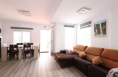 Almarda Apartamento | Spacious townhouse with terraces and pool in Sagunto
