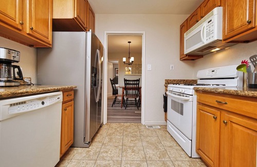 San Leandro Casa | Spacious & Tranquil Retreat