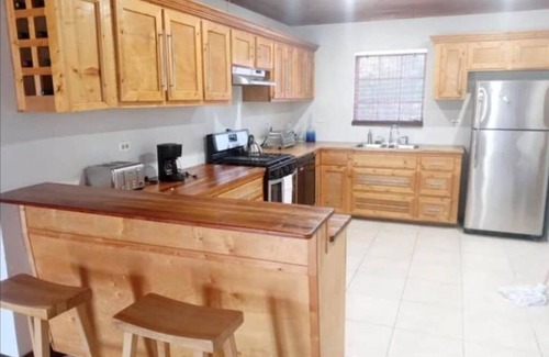 Gambier Casa | Spacious Tropical Getaway 🌴 - 3 mins away from the airport and beach