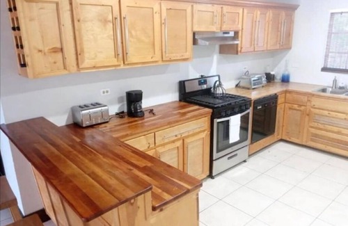 Gambier Casa | Spacious Tropical Getaway 🌴 - 3 mins away from the airport and beach