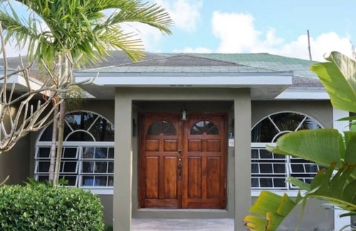 Gambier Casa | Spacious Tropical Getaway 🌴 - 3 mins away from the airport and beach