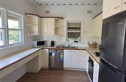 Seven Hills Casa | Spacious two-bedroom family house in Seven Hills