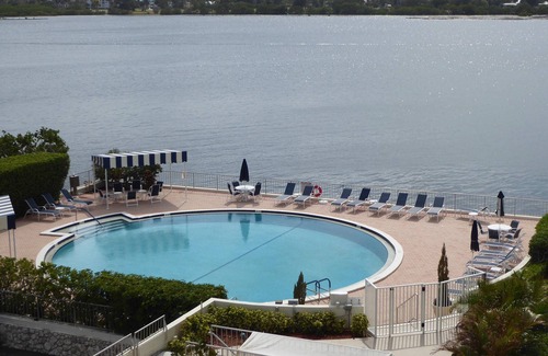 Palm Beach Condominio | Espacioso condominio de dos dormitorios en Intracoastal Waterway y accesible a la playa del océano.