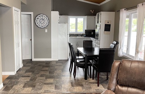 South Glengarry Casa | Spacious two level property on St.Lawrence river