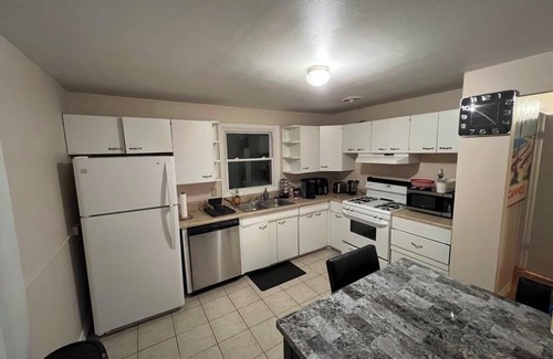 Eastside Apartamento | Spacious University area 2 bedroom apartment 1 mile from SU. Parkside view!
