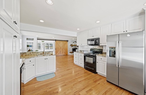 Lake Oconee Casa | Spacious updated (3Br/3B+Bunks) lake home w/hot tub- walk to shops & restaurants