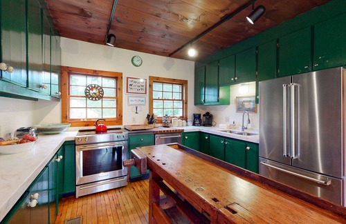 Londonderry Casa | Spacious & updated farmhouse near skiing with country views - dog-friendly