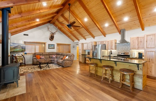 Coram Cabina | Spacious, Updated Lodge-Minutes to Glacier Park!