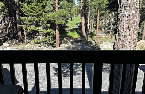 Majestic Pines Condominio | Gran condominio estilo chalet moderno con garaje de 2 habitaciones y 2 baños