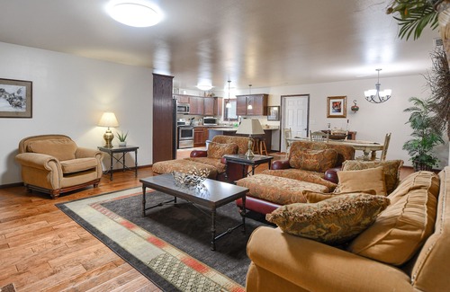 Spearfish Cabina | Spacious Upscale Duplex Close to Downtown Spearfish, Large Garage Open Living