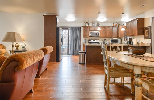 Spearfish Cabina | Spacious Upscale Duplex Close to Downtown Spearfish, Large Garage Open Living