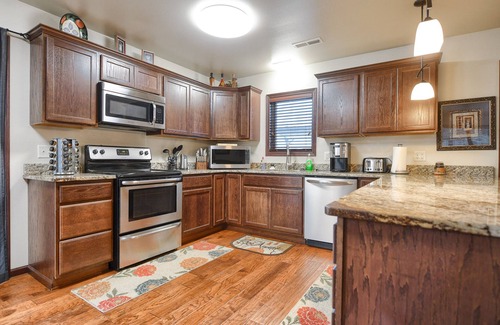 Spearfish Cabina | Spacious Upscale Duplex Close to Downtown Spearfish, Large Garage Open Living