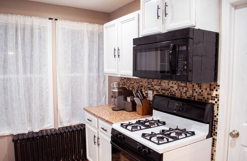 Buckingham Lake - Crestwood Casa | ✨Spacious Urban APT w/4BR & Office-Ready in Albany