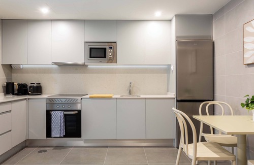 Nueva España Apartamento | Spacious Urban Elegance in Plaza Castilla