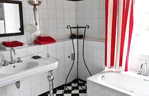 Rerik Otro | Spacious vacation apartment in a manor house with balcony, near the Baltic Sea