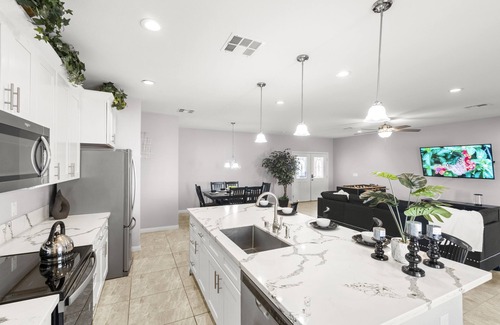 Las Vegas Casa | Spacious Vegas Home! 4 bedroom 2.5 bathrooms conveniently located !