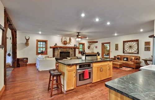 Stockbridge Cabina | Spacious Vermont Mountain Retreat | 4BR/4BA | Near Killington & Hiking | Perfect for Groups