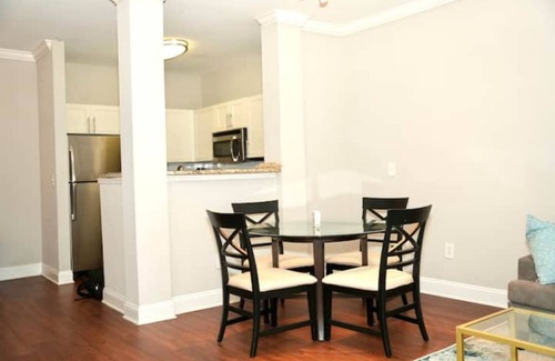 SoNo Apartamento | Spacious & Vibrant | Heart of Midtown | FREE park