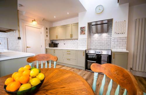 Plymouth Casa | Spacious Victorian 4 Bed l Cocktail Bar Spa Bath Workspaces