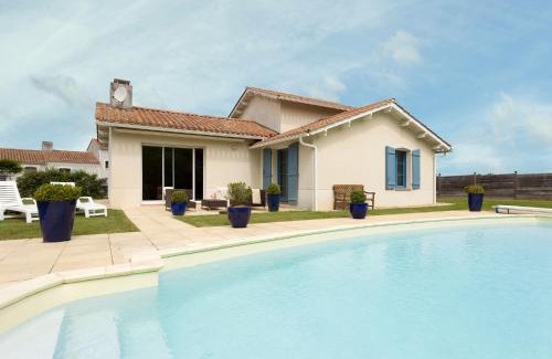 L'Aiguillon-sur-Vie Villa | Spacious villa with private swimming pool