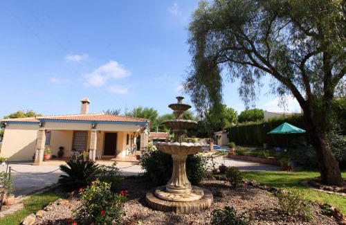 Sanlúcar la Mayor Villa | Spacious Villa with Pool in Sanlúcar la Mayor