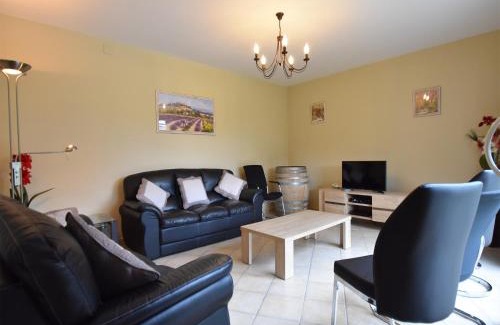 Beaumes-de-Venise Villa | Spacious Villa with Pool