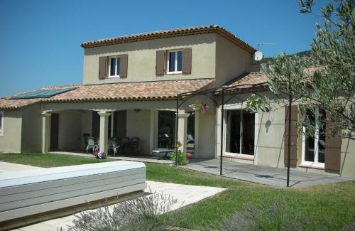 Beaumes-de-Venise Villa | Spacious Villa with Pool