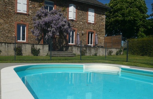 Montirat Villa | AMPLIA VILLA CON PISCINA CLIMATIZADA
