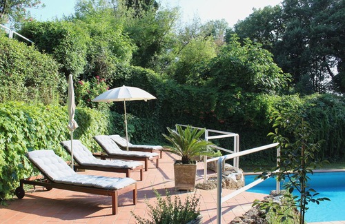 Formello Villa | Villa modernista con piscina privada en Roma a 20 minutos de distancia con vistas al parque nacional