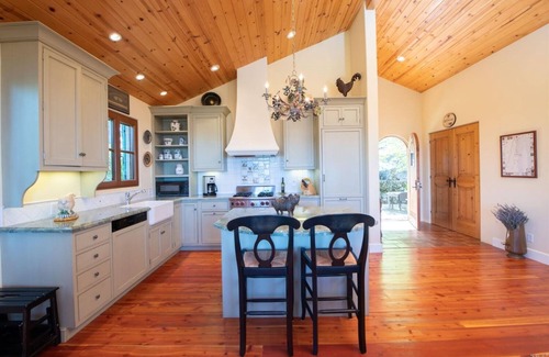 Napa County Casa | Spacious vineyard estate in Napa Valley with home, guest home, pool, pano views