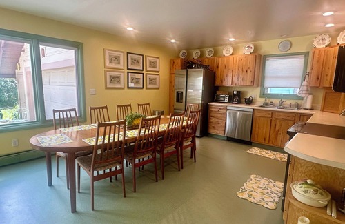 Casper Casa | Spacious Vintage Getaway. Walkable!