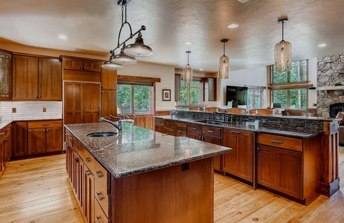 Christie Heights Casa | Spacious w/Mtn Views + Hot Tub + Close to Nordic Trails - Mountain Memories