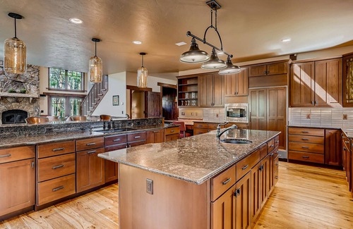 Christie Heights Casa | Spacious w/Mtn Views + Hot Tub + Close to Nordic Trails - Mountain Memories