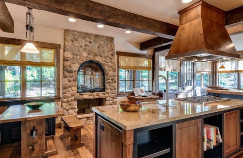 Peak 8 Casa | Spacious w/ Mtn Views + Hot Tub + Theatre Room - Chalet du Soleil