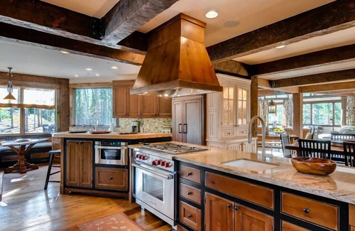Peak 8 Casa | Spacious w/ Mtn Views + Hot Tub + Theatre Room - Chalet du Soleil