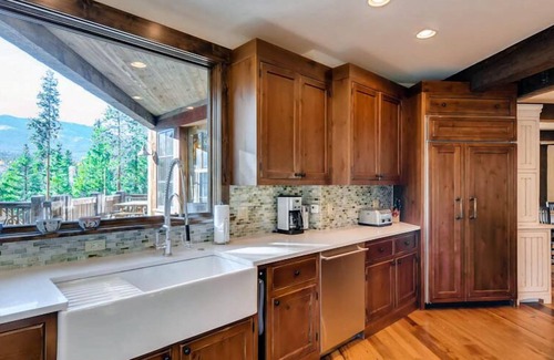 Peak 8 Casa | Spacious w/ Mtn Views + Hot Tub + Theatre Room - Chalet du Soleil
