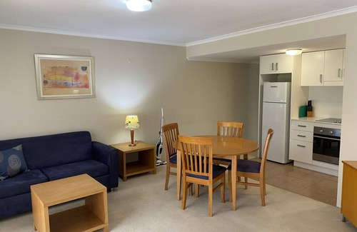 Wahroonga Apartamento | Spacious Wahroonga 2 Bedroom Apartment