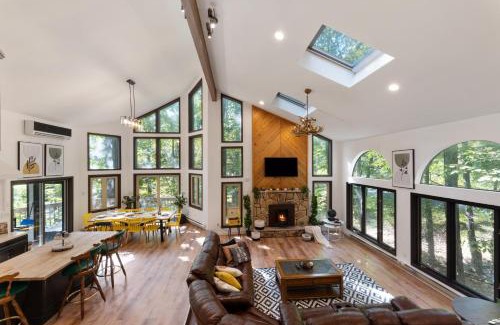East Stroudsburg Villa | Spacious Waterfront Mansion wHot tubPoolTable