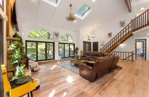 East Stroudsburg Villa | Spacious Waterfront Mansion wHot tubPoolTable