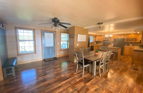 Brier Hill Casa | Spacious Waterfront Cottage on Black Lake fits up to 10