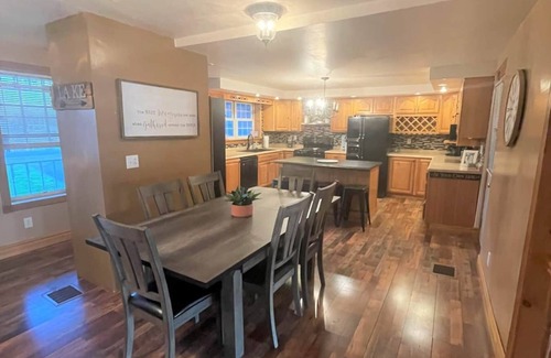 Brier Hill Casa | Spacious Waterfront Cottage on Black Lake fits up to 10