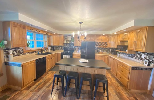 Brier Hill Casa | Spacious Waterfront Cottage on Black Lake fits up to 10
