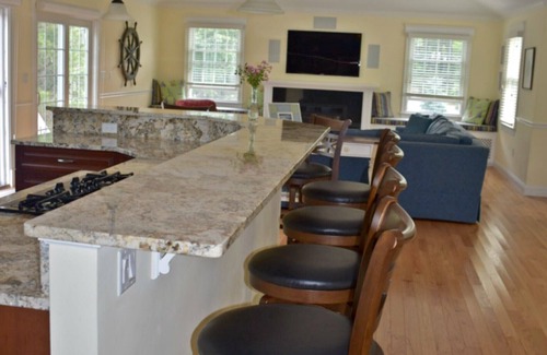 Wellfleet Casa | Amplio y nuevo Wellfleet Home en 1 1/2 acres ~ Pasos hacia la bahía ~ Walk to town
