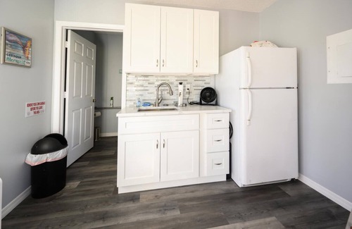 Lely Golf Estates Condominio | Spacious, wellstocked, laundry room in unit, screen lanai, reclining sofa chairs