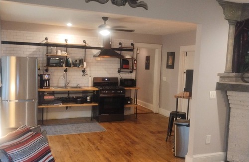 West End Casa | Spacious West End Atlanta studio with chefs kitchen, exotic bath, porch and WiFi