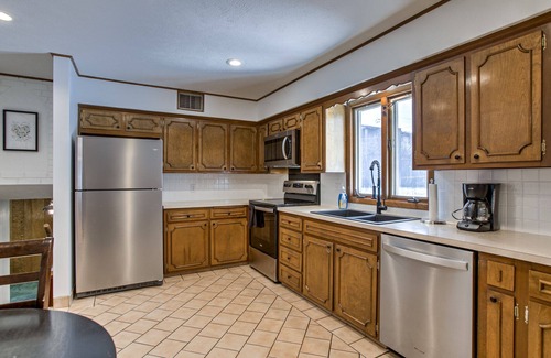 West Omaha Casa | Spacious West Omaha Home- Sanitized & Group Ready