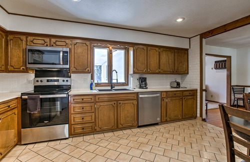 West Omaha Casa | Spacious West Omaha Home- Sanitized & Group Ready