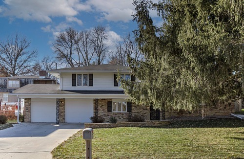 West Omaha Casa | Spacious West Omaha Home- Sanitized & Group Ready