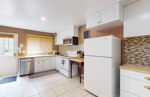 Intermountain Condominio | Spacious West Vail condo near shuttle w/ shared hot tub, washer/dryer